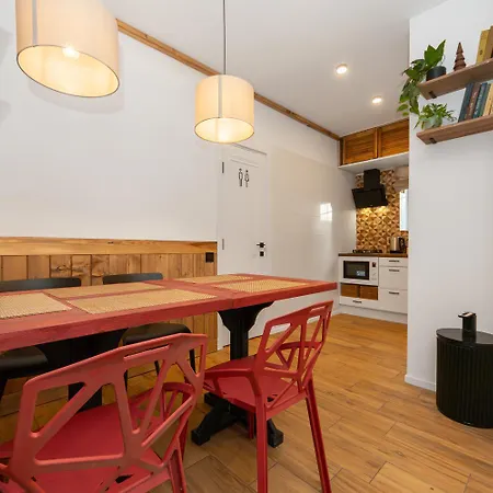 Freeman-1a з кухнею, терасою, грилем - на увесь перший поверх котеджу 4місний Apartment